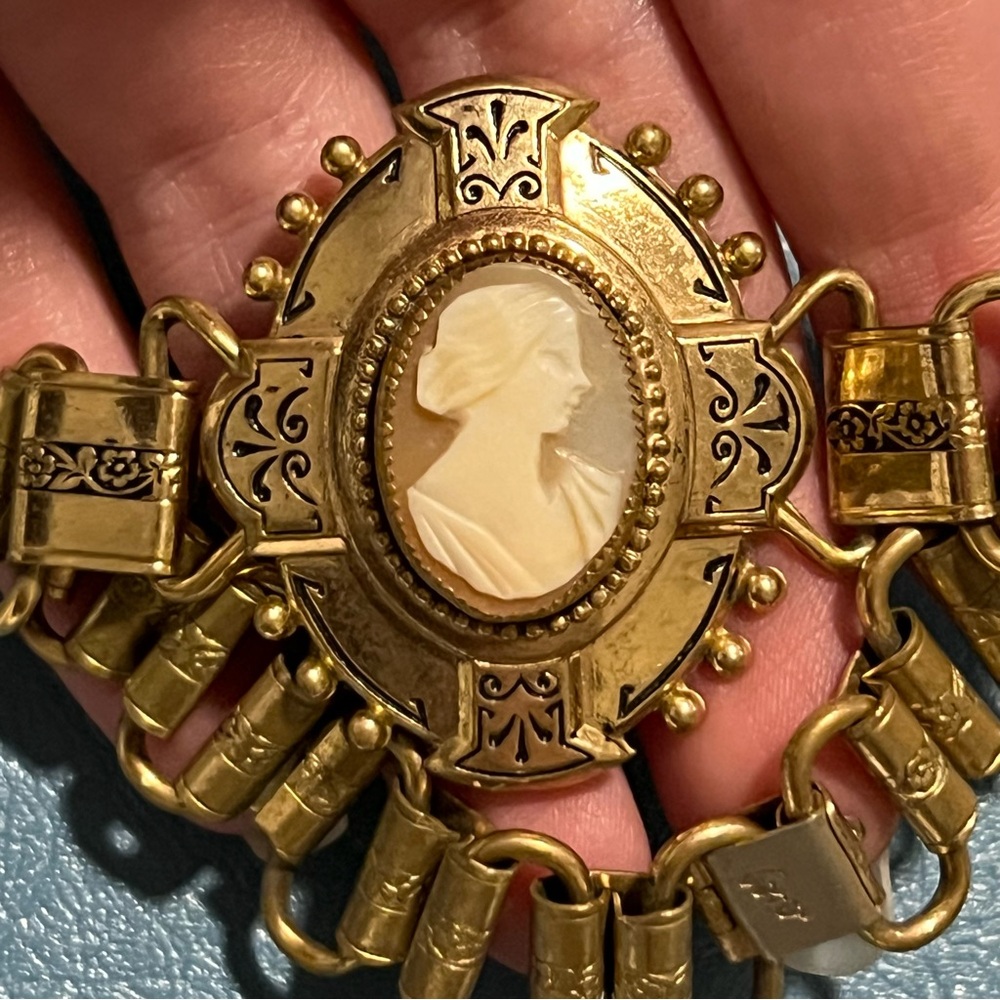 Coro Vintage Signed Gold Tone Shell Cameo Bar Link Bracelet Box Clasp